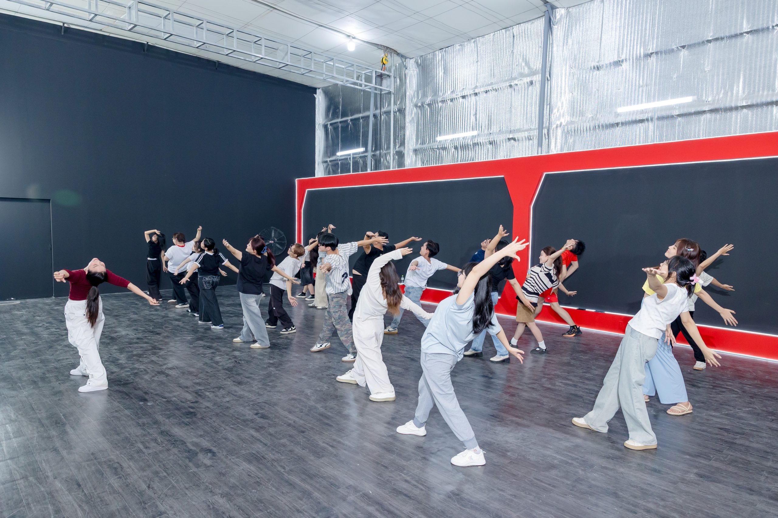 DKE Dance Studio CLB Nhay Hien Dai Quan 8 TPHCM (13)